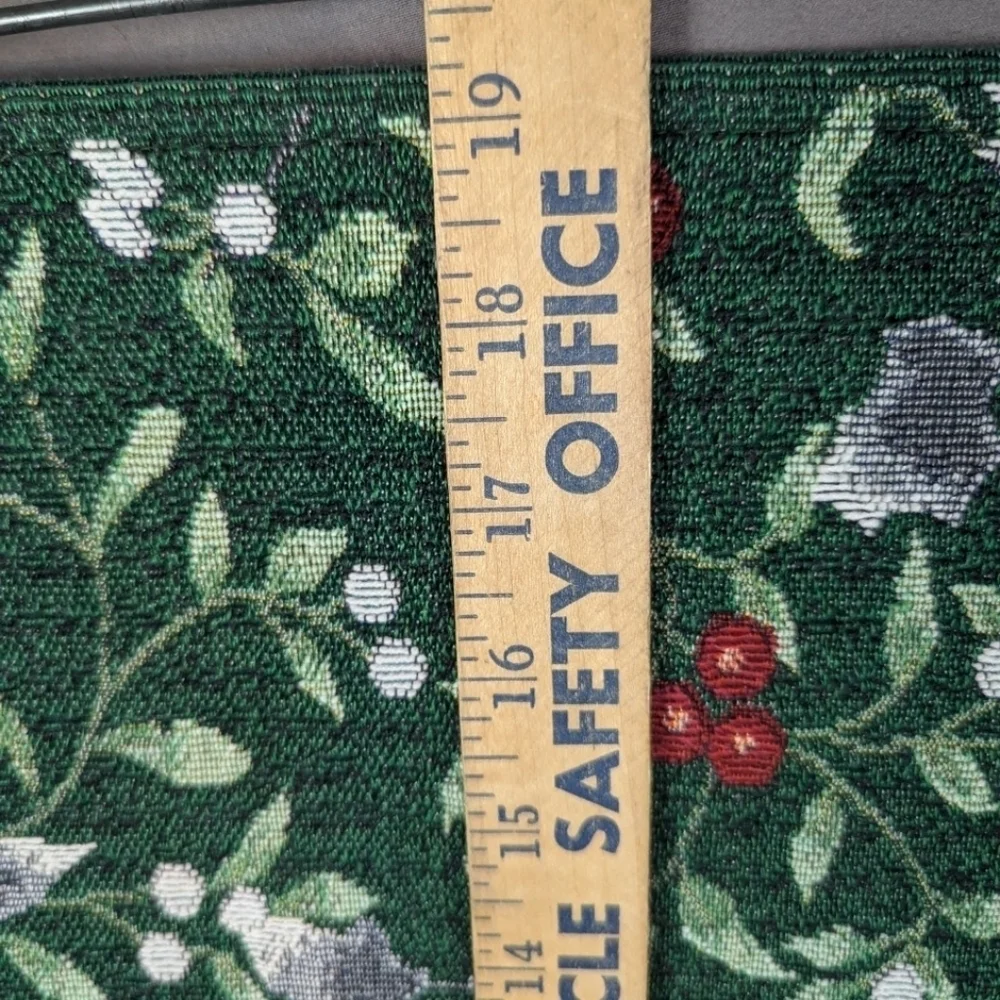 Placemats set of 4 holly and berry winter theme tapestry - Picture 6 of 6